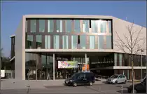 . Generationenhaus CANN in Stuttgart-Bad Cannstatt - Das Geb�ude wirkt wie aus zwei mehrfach gefalteten Betonfl�chen zusammengestetzt. Die zusammengefassten Fensterfassaden sind alle einheitlich gestaltet, sie differenzieren nicht mit den jeweiligen Nutzungen dahinter. M�rz 2011 (Matthias)