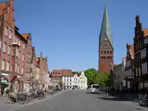L�neburg, Platz am Sande mit St. Johannis Kirche (08.05.2011)