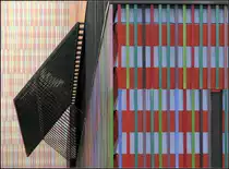 . Bunte Fassade - Museum Brandhorst in M�nchen. Hinter den Keramikst�ben befinden sich ebenfalls farbige Blechb�nder. Die Architekten Sauerbruch Hutton gestalten die Fassaden ihrer Geb�ude meist recht farbenfroh, das kann schon als Markenzeichen diese B�ros angesehen werden. November 2010 (Jonas)