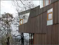 . H�lzerne Fassade - Hoch �ber der Innenstadt Stuttgarts befindet sich die Waldorfschule Uhlandsh�he. Diese Schule wurde 1916 ger�ndet und war die erste Waldorfschule �berhaupt. Im Bild der moderne Erweiterungsbau. Februar 2011 (Matthias)