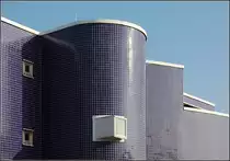 . Rund und eckig - Detailansicht des Amstgerichtes in Pforzheim. Das kleine wei�e Fenster beleuchtet auf Fu�bodenh�he das Podest im Treppenhaus. M�rz 2011 (Matthias)