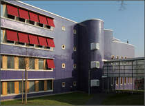 . Rundes Treppenhaus - Amstgericht Pforzheim. Hier auch wieder typisch dieser abgerundete Treppenturm mit nur kleinen Lichtffnungen. Der glserne Gang fr zum Altbau des Amtsgerichtes. 19.09.2009 (Matthias)