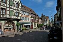 Reichenweier im Elsa, die  Hauptstrae  des mittelalterlichen Stdchens, Aug.2011