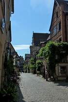 Reichenweier im Elsa, Blick in eine Seitengasse mit viel Fachwerk, Grn und Blumen, Aug.2011