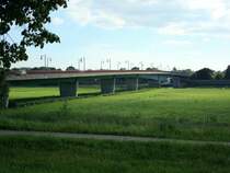 Torgau, die 509m lange Elbbrcke, erbaut 1991-93, darber fhrt die Bundesstrae 87, Juli 2010