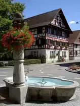 Marthalen, Dorfbrunnen und Gasthof zum R�ssli (28.08.2011)
