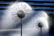 Licht- und Schattenspiele, aufgenommen an einem Springbrunnen in der Prager Stra�e im Zentrum Dresdens, am 06.10.2011.