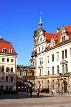 Diese Br�cke, erbaut im neobarocken Stil, entstand, genauso wie der rechts zu sehende S�dfl�gel des Dresdener Residenzschlosses, um 1900 beim gro�en Schlo�umbau und verbindet denselben mit dem Taschenbergpalais (links im Bild). (Aufnahme entstand am 06.10.2011)