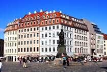 Das Luther-Denkmal an der Frauenkirche vor der Kulisse der neu errichteten Gebude am Dresdener Neumarkt (Aufnahme vom 06.10.2011).