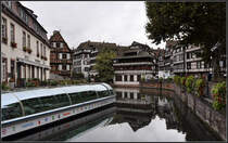 . Petite France - Ein Sightseeing-Boot auf dem Canal de Navigation in Straburg. September 2011 (Jonas)