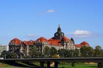Blick von der Brhlschen Terrasse ber die Carolabrcke zur Schsischen Staatskanzlei, dem Sitz des Ministerprsidenten des Freistaates Sachsen. (Aufnahme vom 06.10.2011)