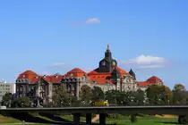Blick von der Br�hlschen Terrasse �ber die Carolabr�cke zur S�chsischen Staatskanzlei, dem Sitz des Ministerpr�sidenten des Freistaates Sachsen. (Aufnahme vom 06.10.2011)