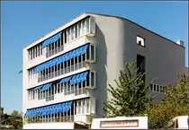 . Lagerhalle und B�rohaus in Reutlingen - Blaue Markisen beschatten die B�ros bei Sonnenlicht. Mai 1995 (Matthias)