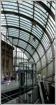 - Straburg, die Stadt der architektonischen Gegenstze - Im Vergleich zur riesigen Glaskuppel sieht das 128 Meter lange Empfangsgebude des Bahnhofs von Straburg fast klein aus. 29.10.2011 (Jeanny)