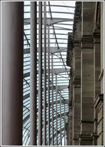 - Straburg, die Stadt der architektonischen Gegenstze - Die Glaskuppel schmiegt sich an das im Neorenaissance Stil, aus Buntsandstein aus den Vogesen gebaute Empfangsgebude des Bahnhofs von Straburg. 29.10.2011 (Jeanny)