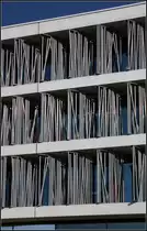 . Auff�llige Fassade - Die gl�serne Fassade wird durch ein eigenwillige, drehbare Elemente verschattet. Die scheinbar willk�rlich angeordneten Metallrohre erinnern an Schilfpflanzen. M�rz 2011 (Matthias)