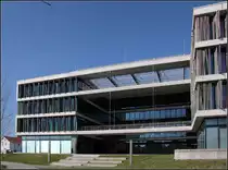 . Gro�er Innenhof - Das Geb�ude umschlie�t einen Innenhof, der auf der S�dseite nach Osten zum See hin offen ist. Der n�rdliche Teil des Hofes ist geschlossen, zum s�dlichen Hofteil durch eine Glaswand mit �berg�ngen auf jedem Stockwerk abgetrennt. M�rz 2011 (Matthias)