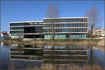 . Gespiegelt - Das Verwaltungsgebude spiegelt sich in dem benachbarten, kleinen See. Villingen-Schwenningen im Mrz 2011 (Matthias)