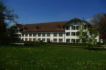 Fraubrunnen, ehem. Zisterzienserinnenkloster, gegrndet 1246, von 1528 bis 1798 
bernischer Landvogteisitz, im 18. Jahrhundert umgestaltet zum barocken Schloss, 
Berner Mittelland (18.04.2011)