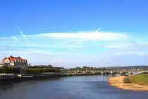 Blick am 06.10.2011 von der Dresdener Augustusbr�cke elbabw�rts in Richtung Marienbr�cke. Das wei�-rote Geb�ude am linken Bildrand ist der ehemalige Erlwein- Speicher, welcher in den Jahren 1913-1914 durch den Dresdner Stadtbaurat Hans Erlwein in Stahlbeton-Skelettbauweise errichtet wurde und damals als Lager f�r Tabak, Wolle, Gew�rze und Stoffe diente. Als das �lteste Bauwerk des Ensembles  Neue Terrasse  wurde es 2004-2006 als Kongress-Hotel umgebaut und geh�rt seither zur  Maritim -Gruppe. Im Hintergrund sind die Radebeuler Weinberge zu sehen.