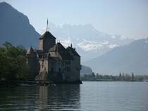 Ch�teau de Chillon im Gegenlicht der Morgensonne.
Dahinter kann man noch das schneebedeckte Massif der
Dents-des-Midi sehen.