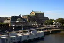 Die Dresdener Semper-Oper, aufgenommen am 06.10.2011 von der Augustusbr�cke. Im Vordergrund ist das schwimmende Restaurant  Kahnaletto  zu sehen, in welchem man nicht nur sehr gut essen kann, sondern zudem auch noch einen herrlichen Blick auf Elbe und Opernhaus genie�t!