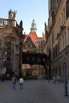 Auf diesem Bild (leider mit Baustelle im Hintergrund) ist die Schlo�br�cke zu sehen, welche im Stil des Neu-Barocks beim gro�en Schlo�umbau um 1900 entstand und den Nord (Elb)-Fl�gel des Dresdener Residenzschlosses (rechts) mit der Katholischen Hofkirche (links) verbindet.
Aufnahme vom 06.10.2011)