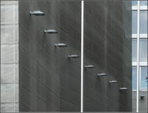 . Lochblech - Detailansicht des winkelfrmigen Nebengebudes der Niederlndischen Botschaft in Berlin. August 2010 (Jonas)