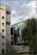 . Wrfelform - Whrend das eigentliche Botschaftsgebude ein Wrfel darstellt, wurden die angrenzenden Brandmauern mit einem winkelfrmigen Bau abgedeckt, das Dienstwohnungen und Gstestudios aufnimmt. Berlin, August 2010 (Matthias)