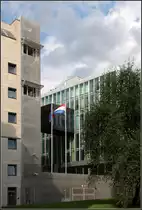 . W�rfelform - W�hrend das eigentliche Botschaftsgeb�ude ein W�rfel darstellt, wurden die angrenzenden Brandmauern mit einem winkelf�rmigen Bau abgedeckt, das Dienstwohnungen und G�stestudios aufnimmt. Berlin, August 2010 (Matthias)