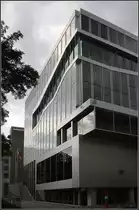 . Niederl�ndische Botschaft Berlin - Das 2004 fertiggestellte Botschaftsgeb�ude wurde von Rem Koolhaas / OMA geplant. Die hervortretenden bzw. zur�ckspringenden Fassadenteile sind teil des sogenannten Trajekt, ein sich von unten nach oben durch das Geb�ude windender Weg mit Treppen und Rampen, an den die B�ros und sonstige R�ume angeschlossen sind. August 2010 (Matthias) 
