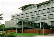 . Modern - Verwaltungsgeb�ude der Stadtwerke in Reutlingen. Ein niedriger Bauk�rper  durchst��t  rechtwinklig den Hauptbauk�rper. Schwungvoll das Dach �ber dem Sitzungssaal im Dachgescho�. 1990er Jahre (Matthias)