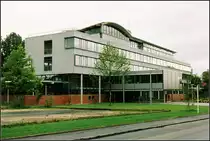 . Modern - Verwaltungsgebäude der Stadtwerke in Reutlingen. Architekten: Auer und Weber. Fertigstellung: 1991. Analoge Aufnahme in den 1990er Jahren. (Matthias)