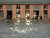 Hamburg am 4.12.2011 bei Hochwasser, St. Pauli-Fischmarkt, Fischauktionshalle mit auf das  gro�e Ereignis  wartenden