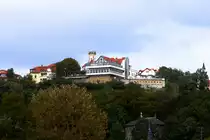 Dieses Bild zeigt eine der besten Gastronomie-Adressen in Dresden, das schon seit Vorkriegszeiten ber�hmte Aussichtsrestaurant  Luisenhof , auch  Balkon Dresdens  genannt, direkt am  Wei�en Hirsch  auf der Loschwitzh�he gelegen. Hier kann man nicht nur in sehr gehobenem Ambiente ausgezeichnet essen (lokale und auch internationale K�che), man hat auch einen fantastischen Blick auf die Elbe und das  Elbflorenz  Dresden. Kleiner Tipp: Man sollte f�r einen Besuch unbedingt vorher einen Tisch am Fenster reservieren! Lohnt sich auf jeden Fall! W�hrend man bei leiser Piano-Live-Musik diniert, kann man den herrlichen Ausblick genie�en. Nicht umsonst geben sich hier viele  VIP`s  die Klinke in die Hand! Das rechts im Bild zu sehende T�rmchen ist die Bergstation der Dresdener Standseilbahn, welche den K�rnerplatz (Grundstra�e) in Loschwitz mit dem  Wei�en Hirsch  in Oberloschwitz verbindet. Von hier aus mu� man nur eine kleine Stra�e ( Bergbahnstra�e ) �berqueren und man befindet sich direkt am Eingang des  Luisenhofes ! Nat�rlich ist diese �rtlichkeit auch mit dem PKW erreichbar. Allerdings gibt es nur wenige Parkm�glichkeiten, weshalb es ratsamer ist, das Fahrzeug unten in Loschwitz abzustellen und mit der Standseilbahn hinaufzufahren, was ebenfalls ein sehr empfehlenswertes Erlebnis ist!
Die hier zu sehende Aufnahme entstand am 06.10.2011 von  Bord des Fahrgastschiffes  August der Starke  auf der Elbe aus.