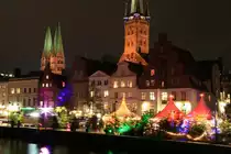 Blick �ber die Trave zur Petrie- und Marienkirche mit dem Kinderweihnachtsmarkt in L�beck; 26.11.2011
