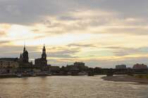 Abendstimmung am 06.10.2011 ber der Skyline von Dresden, aufgenommen von Bord des MS  August der Starke .