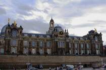 Die  Akademie der Bildenden Knste  an der Brhlschen Terrasse in Dresden, am Abend des 06.10.2011, gesehen von Bord des Fahrgastschiffes  August der Starke .