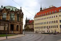 Blick entlang der Sophienstra�e in Dresden, mit dem Glockenspielpavillon des Zwingers (links) und dem Kempinski Grand-Hotel  Taschenbergpalais  (rechts,) zum Residenzschlo�, aufgenommen am Abend des 06.10.2011.