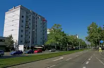 Freiburg im Breisgau, Blick in die Sundgauallee, die Wohn-und Gesch�ftsstra�e im Westen Freiburgs stammt aus den 1970er Jahren, Sept.2011