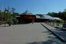 Freiburg im Breisgau, der Eingang zum Mineral-Thermal-Bad, sch�n gelegen vor den Toren der Stadt in den Auenw�ldern, 1979 eingeweiht, das Heilwasser kommt aus gro�er Tiefe mit 45 Grad Celsius an die Oberfl�che, Sept.2011 
