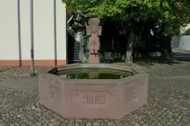 Freiburg im Breisgau, dieser Sandsteinbrunnen wurde 1980 im Ortsteil Munzingen aufgestellt, Okt.2011