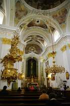 Laxenburg, Pfarrkirche zur Kreuzerhhung, Altar und Kanzel (03.06.2011)