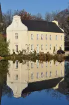 Burg Flamersheim (Euskirchen), Nebengeb�ude-Spiegelung im Burgsee - 21.11.2011