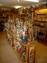 Oberammergau, ein Zentrum der Holzschnitz-und Holzbildhauerei in Oberbayern, ein Blick in einen Verkaufsraum, M�rz 2005 