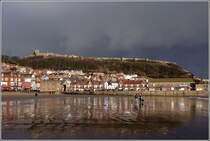 Auf einer in die Nordsee hineinragenden Landzunge erstreckt sich Scarborough Castle und trennt North Bay und South Bay voneinander. Diese Aufnahme entstand am 18.12.2011 von der South Bay.
