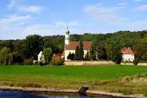 Die kleine Kirche  Maria am Wasser  in Dresden-Hosterwitz, aufgenommen am 06.10.2011 von der Elbe aus.