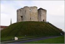 York. Der Clifford's Tower wurde Mitte des 13. Jahrhunderts als Nachfolgebau abgebrannter hlzerner Vorgngerbauten in Stein errichtet. Der Turm war Bergfried des nicht mehr existierenden mittelalterlichen York castle. 17.12.2011