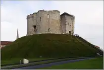 York. Der Clifford's Tower wurde Mitte des 13. Jahrhunderts als Nachfolgebau abgebrannter h�lzerner Vorg�ngerbauten in Stein errichtet. Der Turm war Bergfried des nicht mehr existierenden mittelalterlichen York castle. 17.12.2011