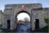 Die Altstadt von York ist noch fast lckenlos von der alten Stadtmauer und den alten Stadttoren, Bar genannt, umgeben. Die Stadtbefestigung geht bis auf die Rmerzeit zurck. Fishergate Bar (14. Jahrhundert) von auerhalb der Stadtmauern. Es ist eines der kleineren Tore. 15.12.2011